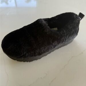 UGG size 9 LEFT ONLY Classic Cozy Bootie